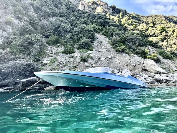 Glastron GT 150, la barca di 007 usata nel film "Vivi e lascia morire"