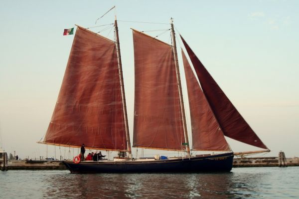 Flotta di vele d'epoca a Venezia per festeggiare i 30 anni dei Venturieri
