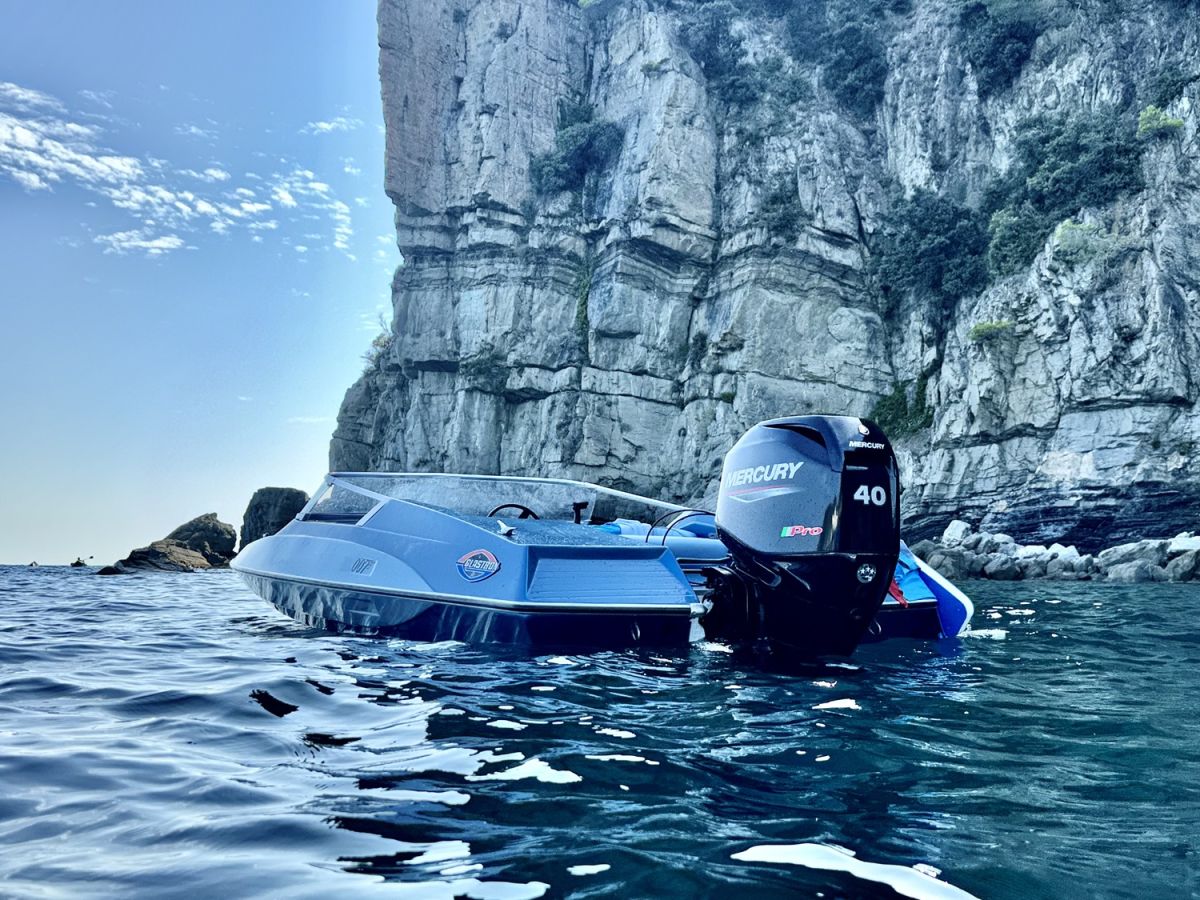 Glastron GT 150, la barca di 007 usata nel film "Vivi e lascia morire"