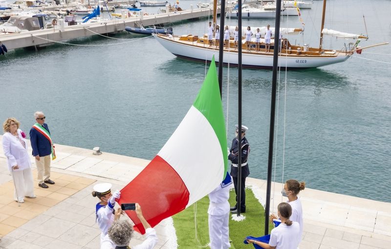 La barca storica Beatrice, donata da Diana Bracco al Comune di Imperia, diventa ambasciatrice della capitale italiana delle vele d’epoca