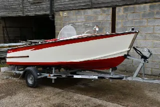 Foto 1 di 3: Healey Marine Sports Boat 55 with trailer totally restored ​