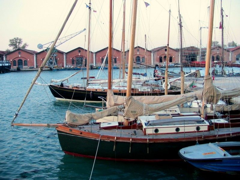 Flotta di vele d'epoca a Venezia per festeggiare i 30 anni dei Venturieri