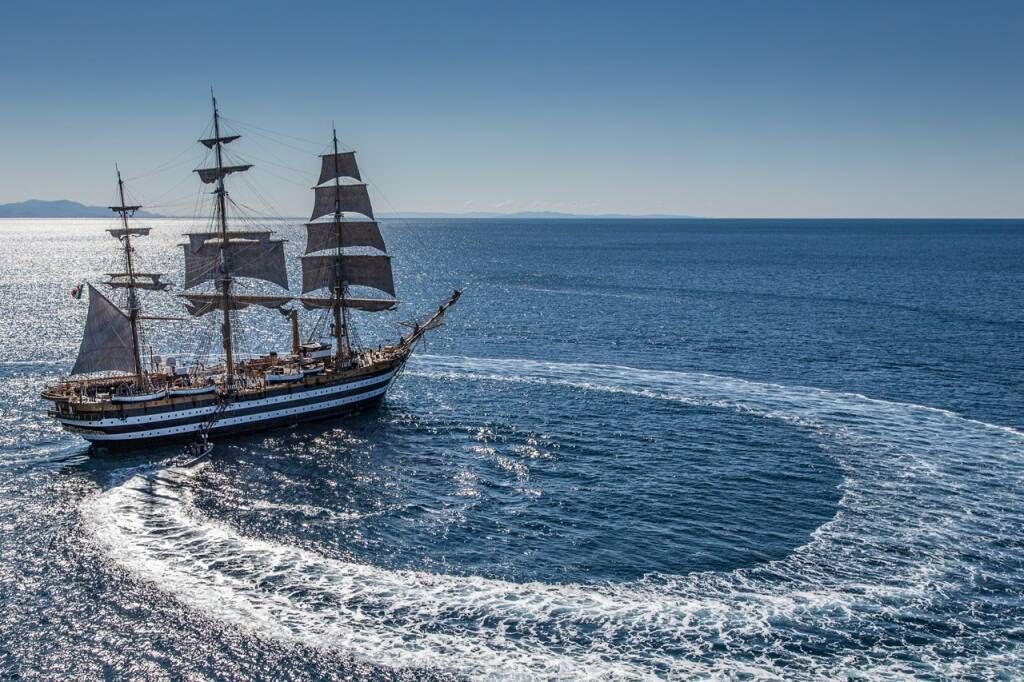 L'Amerigo Vespucci salpa per il giro del mondo